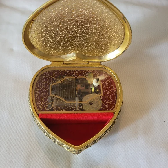 Vintage Sankyo Japan Heart-Shaped Trinket Music Box with Roses - Picture 5 of 8